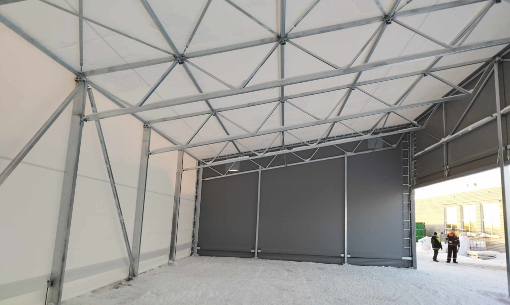 Finest-Hall Factory OÜ toodetud ja paigaldatud PVC varikatus mõõtudega 10x21m, kõrgus 6/4m Weerec OÜ-le.