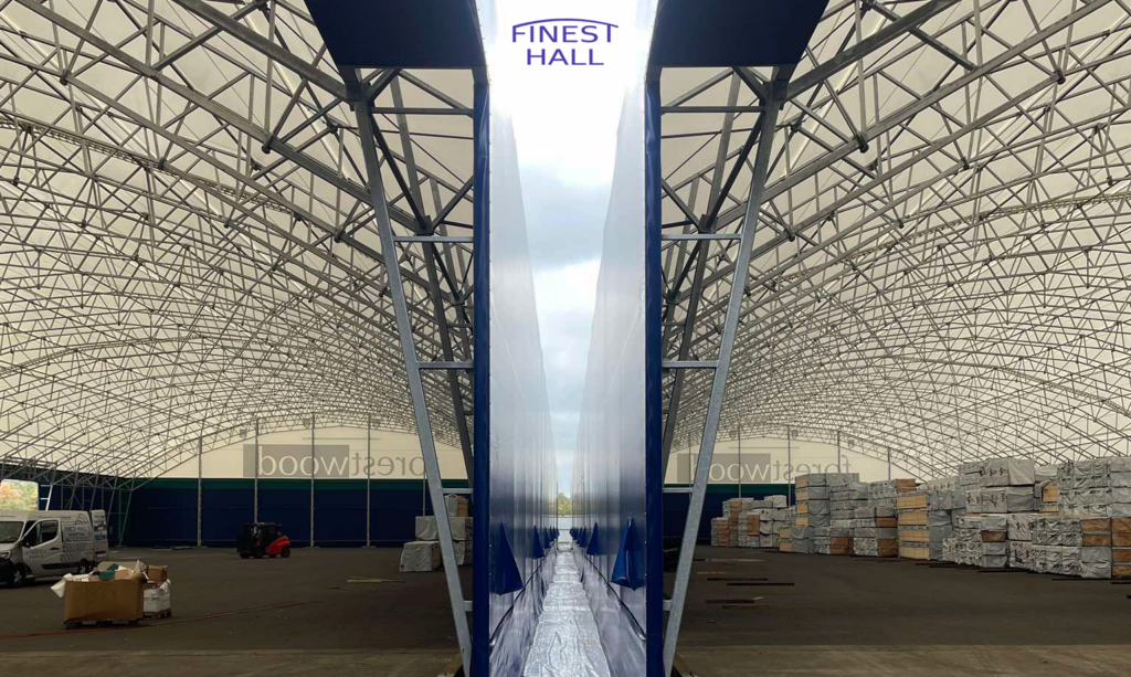 Finest-Hall Factory OÜ toodetud ja paigaldatud 2 PVC halli mõõtudega 40x124m, kõrgusega 6 meetrit ja 40x112m, kõrgusega 6 meetrit Forestwood Agencies CO-le.