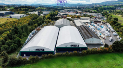 Finest-Hall Factory OÜ toodetud ja paigaldatud 2 PVC halli mõõtudega 40x124m, kõrgusega 6 meetrit ja 40x112m, kõrgusega 6 meetrit Forestwood Agencies CO-le.