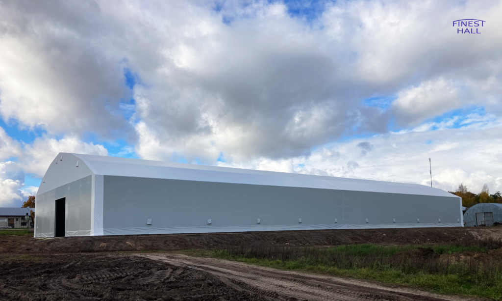 Finest-Hall Factory OÜ toodetud ja paigaldatud PVC hall mõõtudega 30x80m, kõrgusega 6,5 meetrit Kõpu PM OÜ-le.