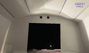 Finest-Hall Factory OÜ toodetud ja paigaldatud sisekangaga PVC hall mõõtudega 20x30,3m, kõrgusega 8,6 meetrit E. Hartikainen Oy-le.