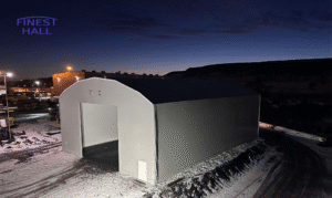 Finest-Hall Factory OÜ toodetud ja paigaldatud sisekangaga PVC hall mõõtudega 20x30,3m, kõrgusega 8,6 meetrit E. Hartikainen Oy-le.
