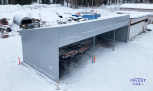 Finest-Hall Factory OÜ toodetud ja paigaldatud varikatus mõõtudega 8x21m, kõrgusega 6,8/5 meetrit SSP Group Oy-le.