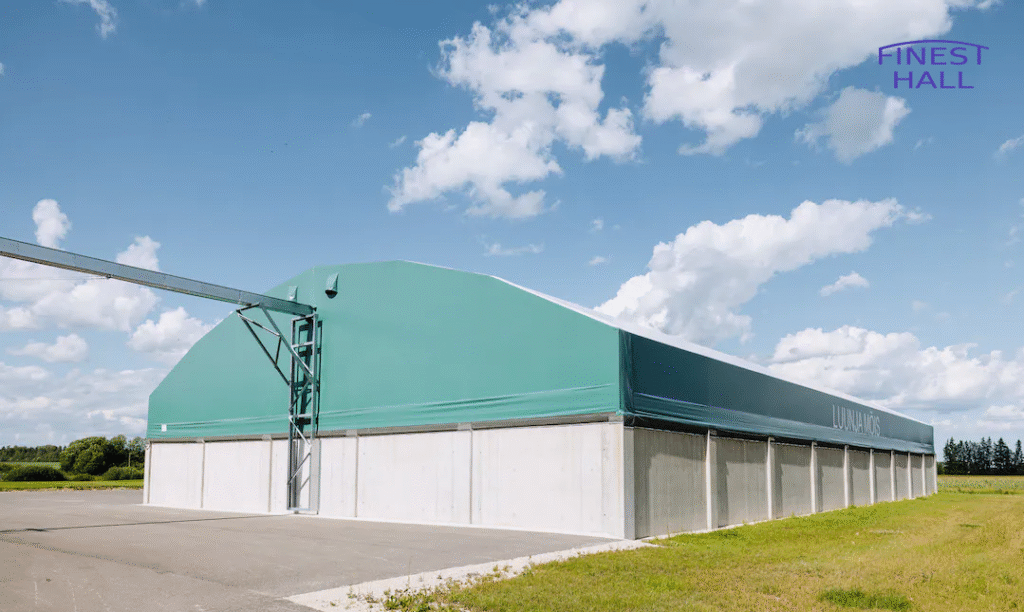 Finest-Hall Factory OÜ toodetud ja paigaldatud PVC hall mõõtudega 25x45m, kõrgusega 2 meetrit Savekate OÜ-le.