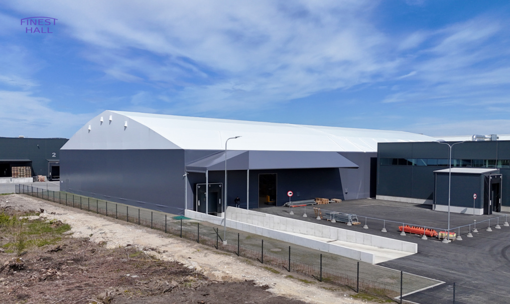 Finest-Hall Factory OÜ toodetud ja paigaldatud PVC hall mõõtudega 40x75m, kõrgusega 7 meetrit Biston OÜ-le.