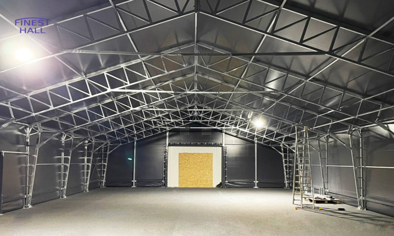 Finest-Hall Factory OÜ toodetud ja paigaldatud PVC hall mõõtudega 13,5x29,5m, kõrgusega 5,5 meetrit Poco Experience OÜ-le.